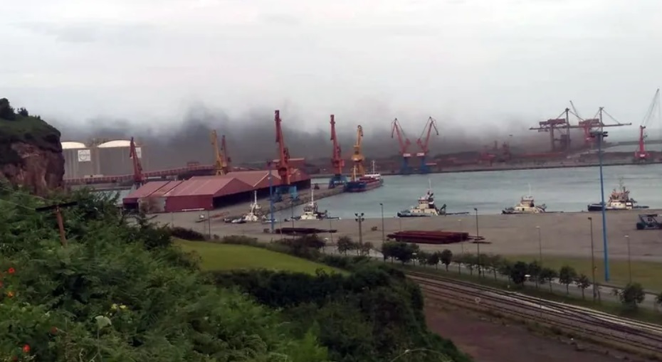 barrera antipolución en trasera del Muelle Marcelino León y explanada P4 del Puerto de Gijón